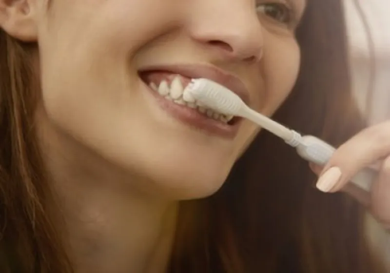 Mulher escovando os dentes