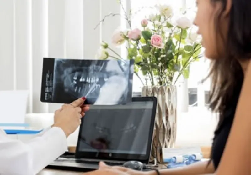 Paciente observa uma radiografia durante a consulta